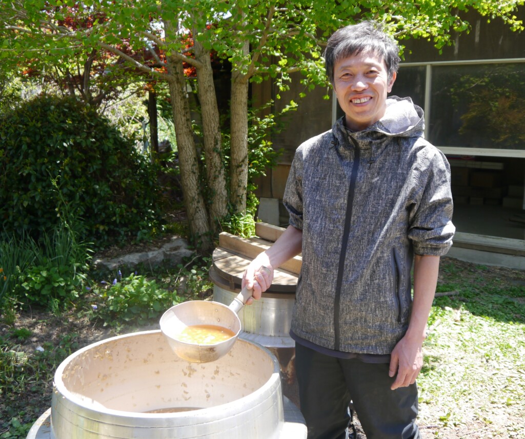 きりしまさとしさん。1979年生まれ。東京大学教養学部卒。2008年に新卒で入社した企業を退社し、豆腐作りを始める。現在は長野県伊那市の「とうふ カンパーニュ 暮らしの品 mui」にて、地元の大豆と天然にがりを使って、かまどで炊いた豆腐を販売している。